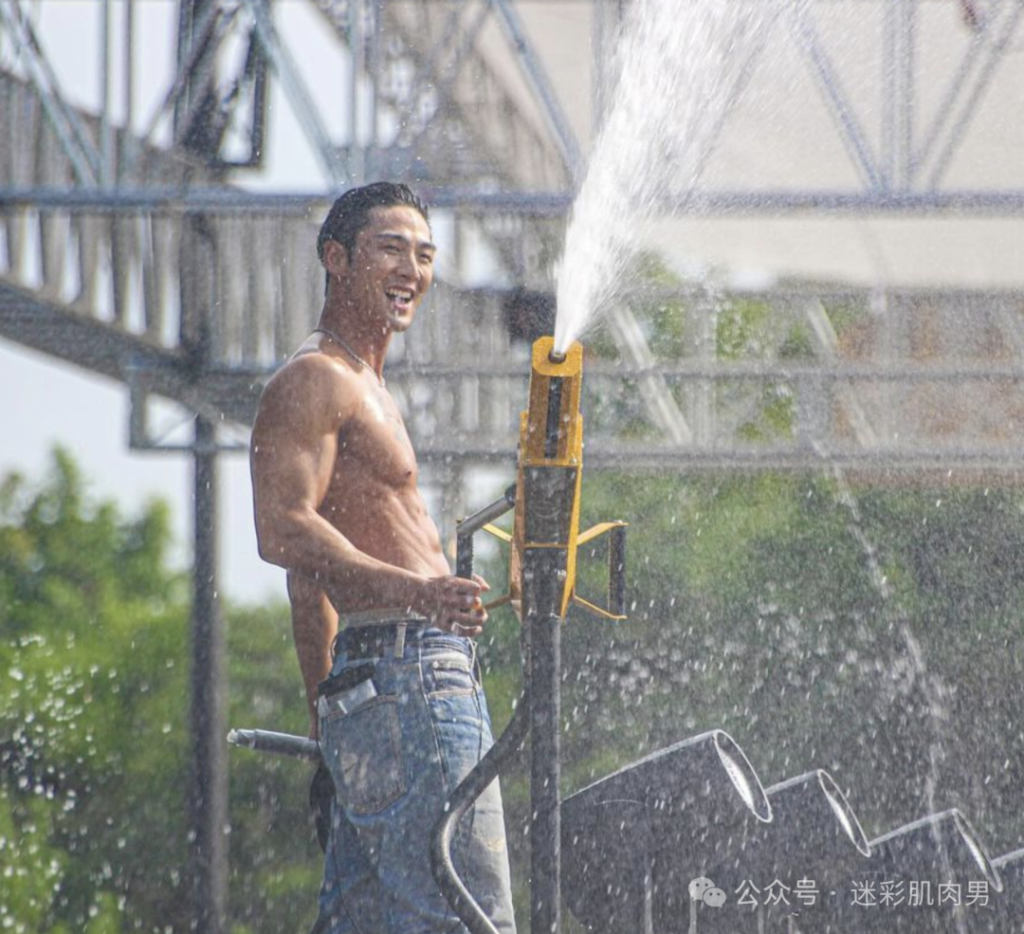 被水枪喷湿透的姜东昊脱衣露内裤边视频,裤子快掉啦!! 被水枪喷湿透的姜东昊脱衣露内裤边视频,裤子快掉啦!!