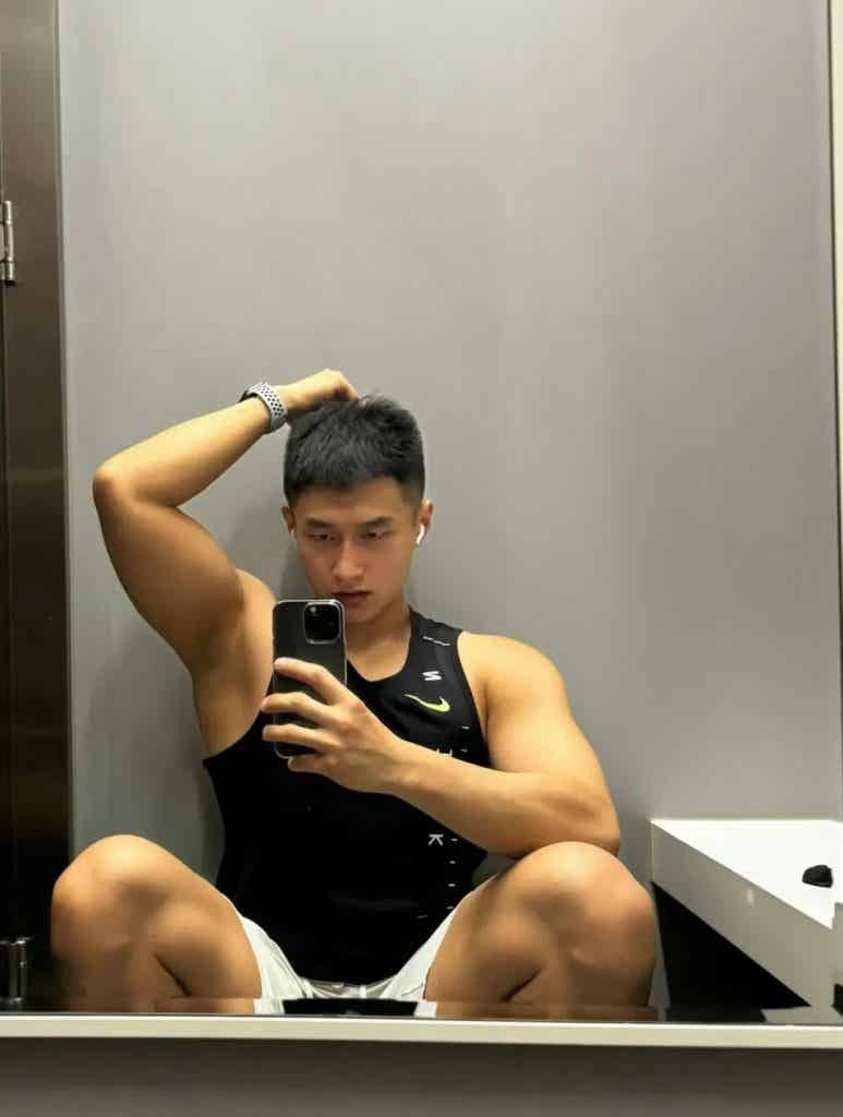 黑皮魅力炸裂的体育生健身房帅哥