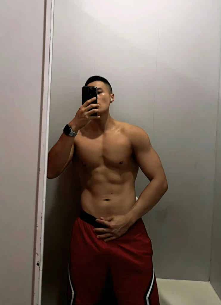 黑皮魅力炸裂的体育生健身房帅哥