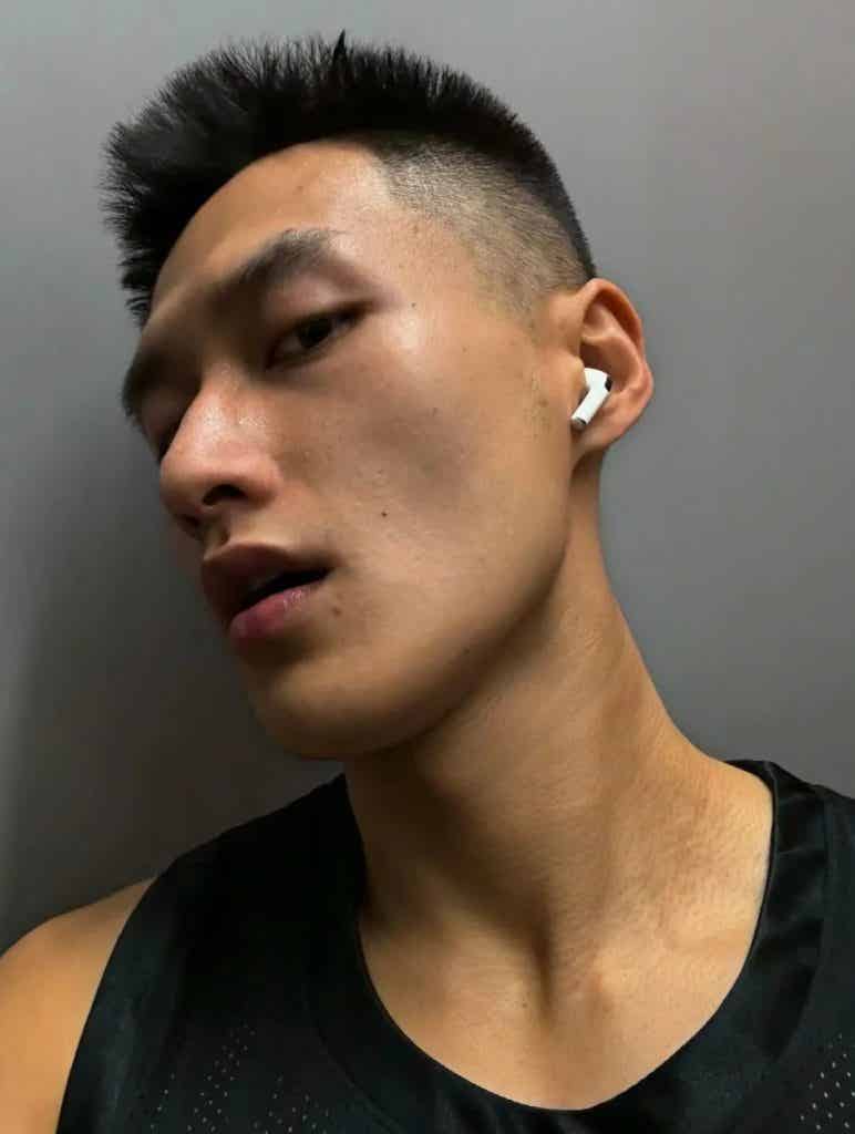 黑皮魅力炸裂的体育生健身房帅哥