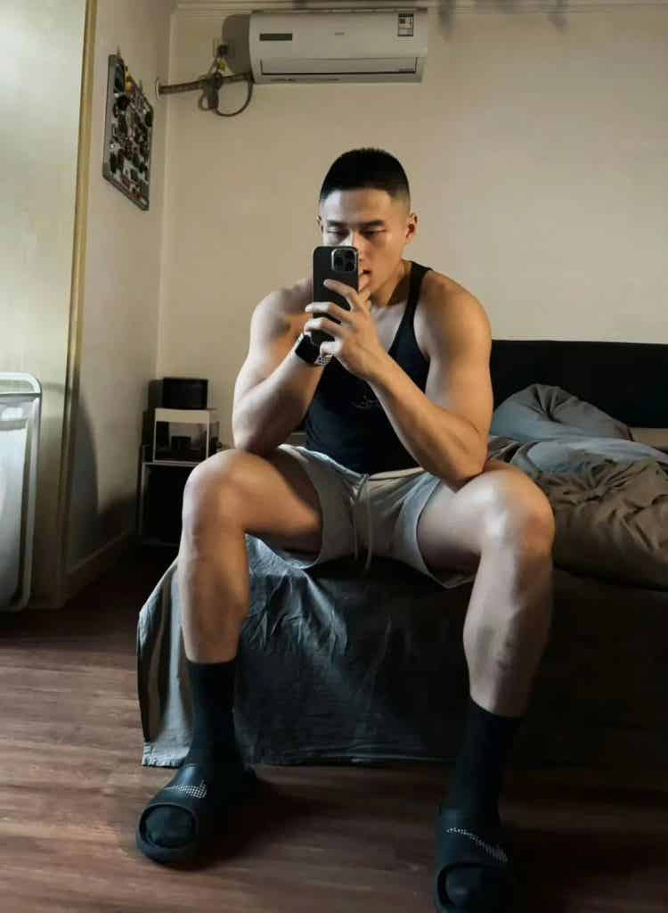 黑皮魅力炸裂的体育生健身房帅哥