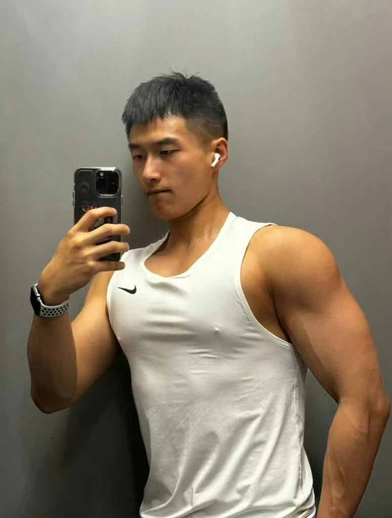 黑皮魅力炸裂的体育生健身房帅哥