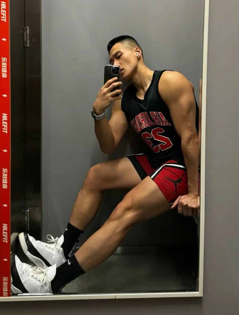 黑皮魅力炸裂的体育生健身房帅哥