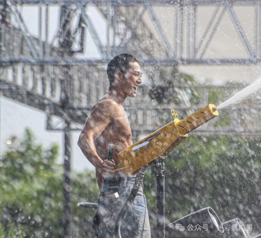 被水枪喷湿透的姜东昊脱衣露内裤边视频,裤子快掉啦!! 被水枪喷湿透的姜东昊脱衣露内裤边视频,裤子快掉啦!!