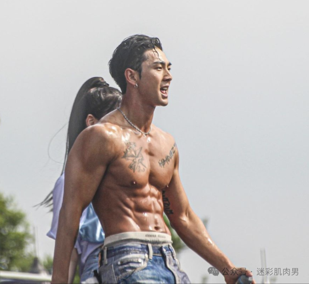 被水枪喷湿透的姜东昊脱衣露内裤边视频,裤子快掉啦!! 被水枪喷湿透的姜东昊脱衣露内裤边视频,裤子快掉啦!!