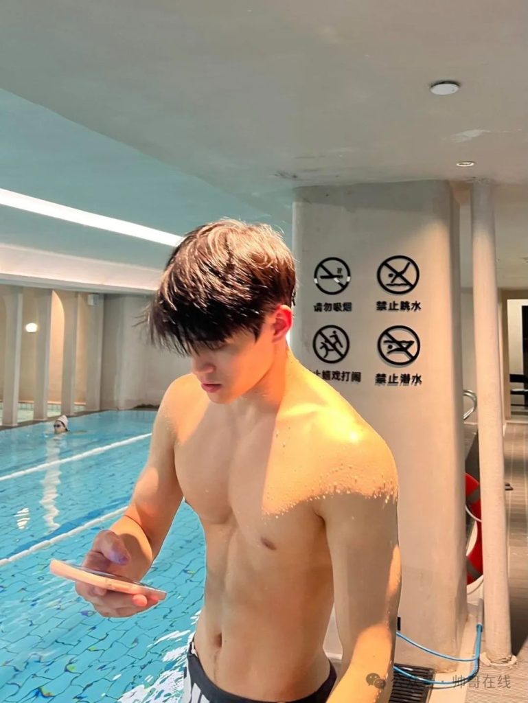 八块腹肌游泳体育生拍泳装大片,游泳帅哥都是男菩萨! 八块腹肌游泳体育生拍泳装大片,游泳帅哥都是男菩萨!