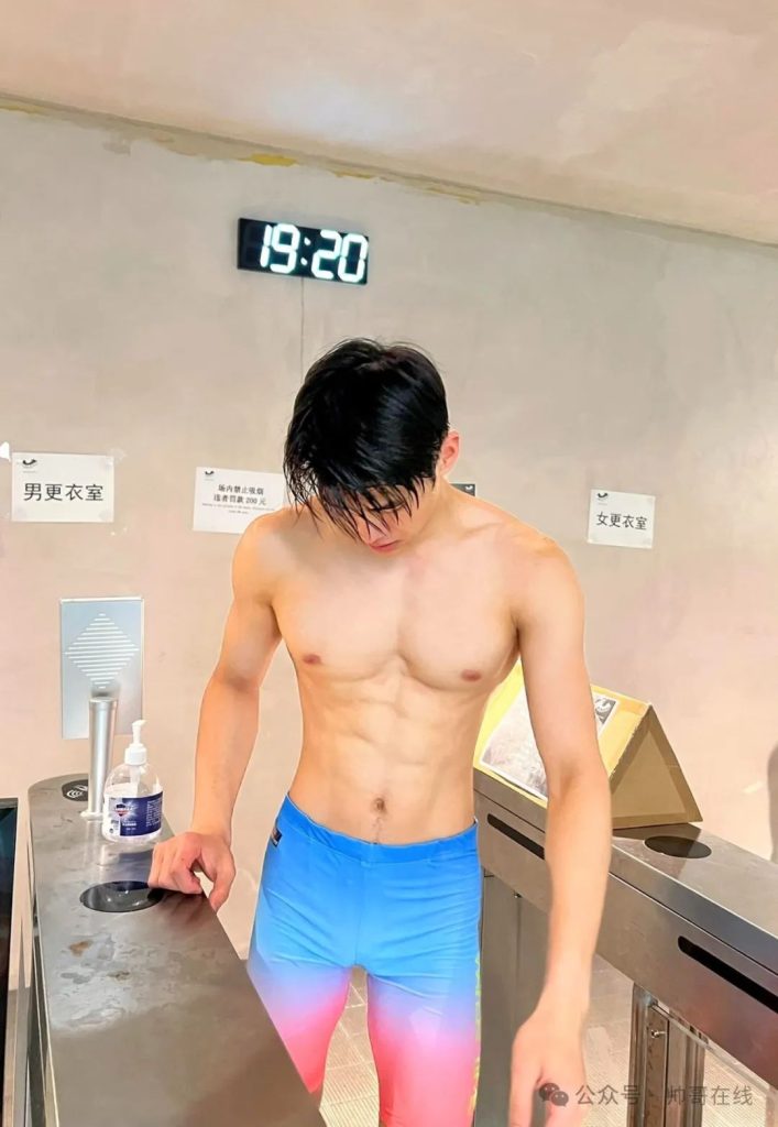 八块腹肌游泳体育生拍泳装大片,游泳帅哥都是男菩萨! 八块腹肌游泳体育生拍泳装大片,游泳帅哥都是男菩萨!