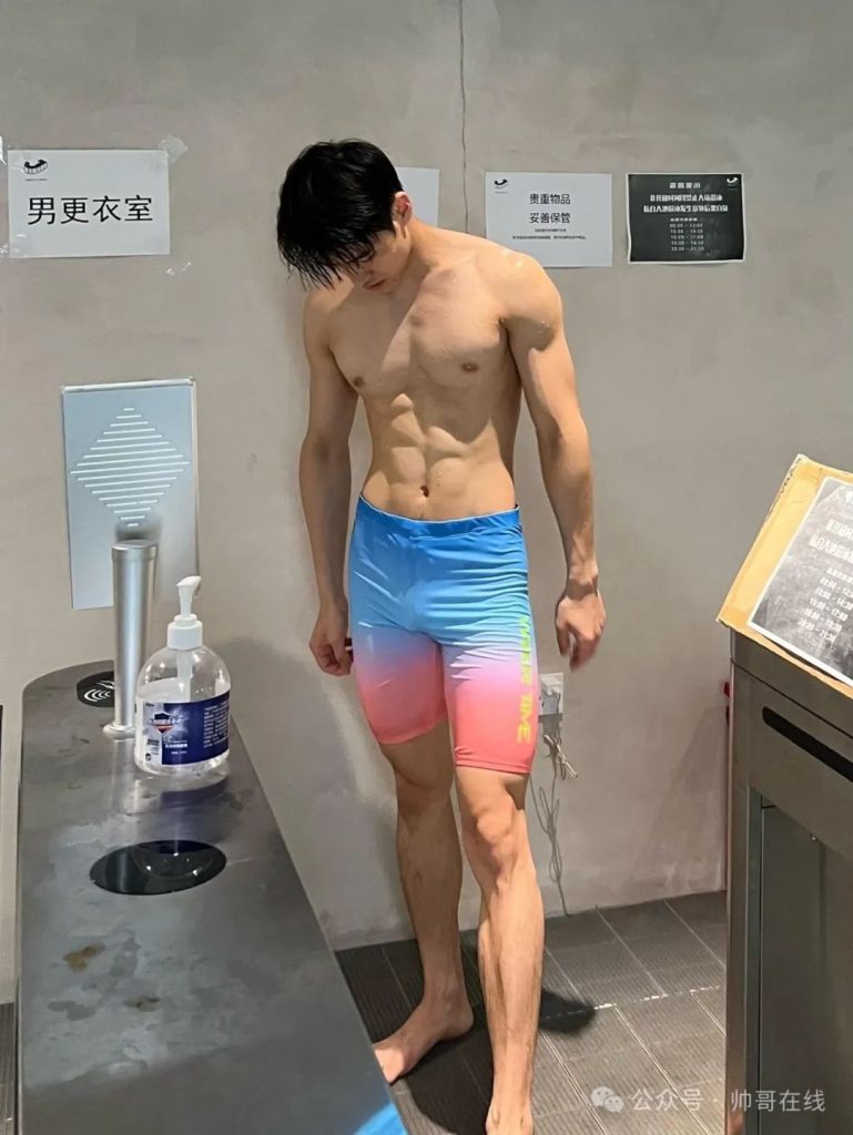 八块腹肌游泳体育生拍泳装大片,游泳帅哥都是男菩萨! 八块腹肌游泳体育生拍泳装大片,游泳帅哥都是男菩萨!