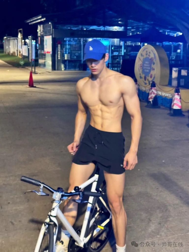 八块腹肌游泳体育生拍泳装大片,游泳帅哥都是男菩萨! 八块腹肌游泳体育生拍泳装大片,游泳帅哥都是男菩萨!