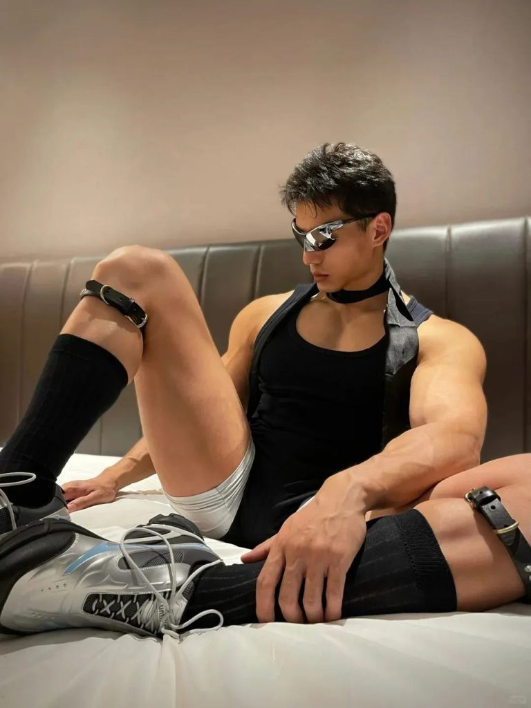 教你成为最帅肌肉运动机车男，极具挑战性