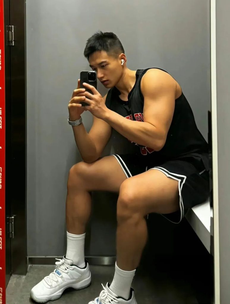 黑皮魅力炸裂的体育生健身房帅哥 黑皮魅力炸裂的体育生健身房帅哥