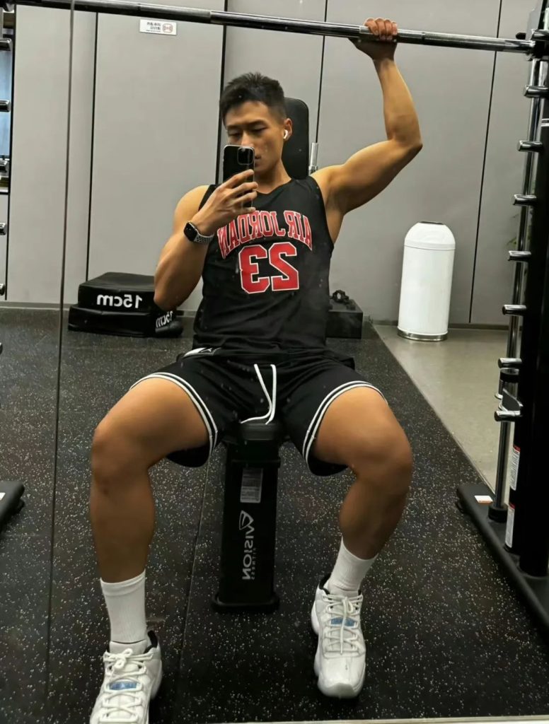 黑皮魅力炸裂的体育生健身房帅哥 黑皮魅力炸裂的体育生健身房帅哥