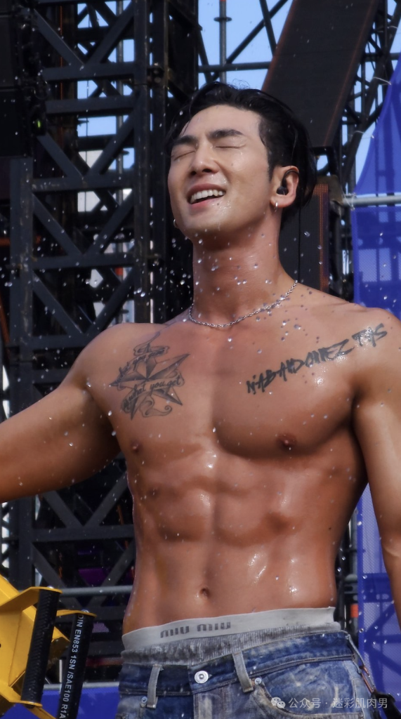 被水枪喷湿透的姜东昊脱衣露内裤边视频,裤子快掉啦!! 被水枪喷湿透的姜东昊脱衣露内裤边视频,裤子快掉啦!!