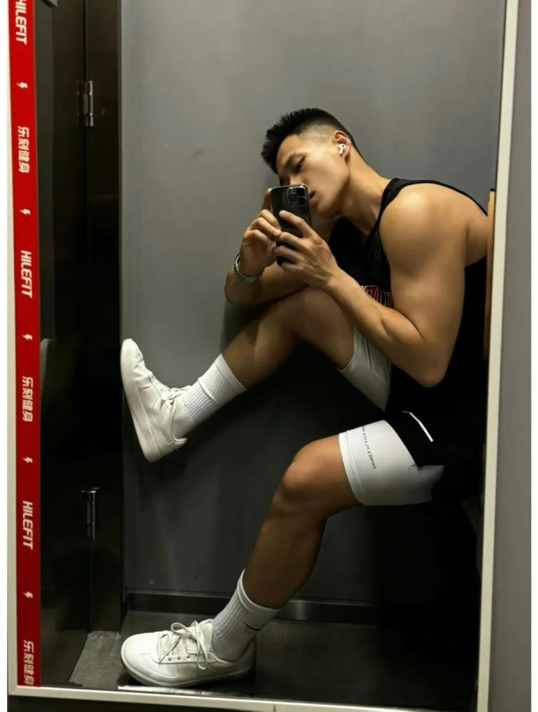 黑皮魅力炸裂的体育生健身房帅哥 黑皮魅力炸裂的体育生健身房帅哥