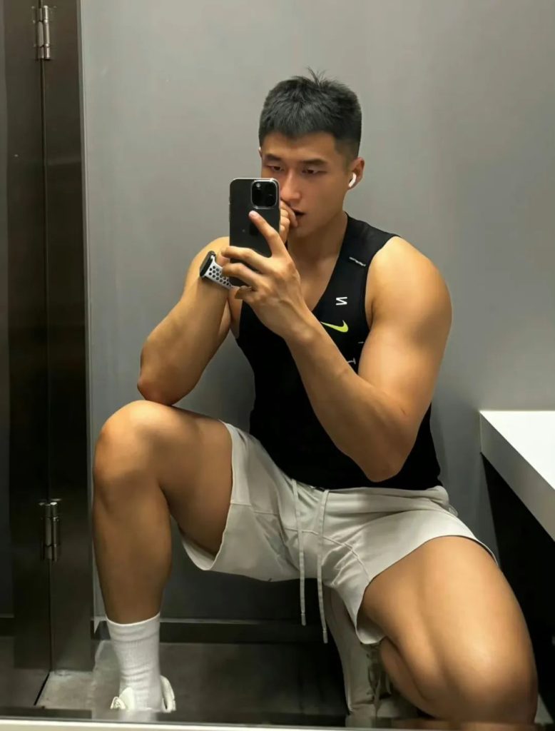 黑皮魅力炸裂的体育生健身房帅哥 黑皮魅力炸裂的体育生健身房帅哥