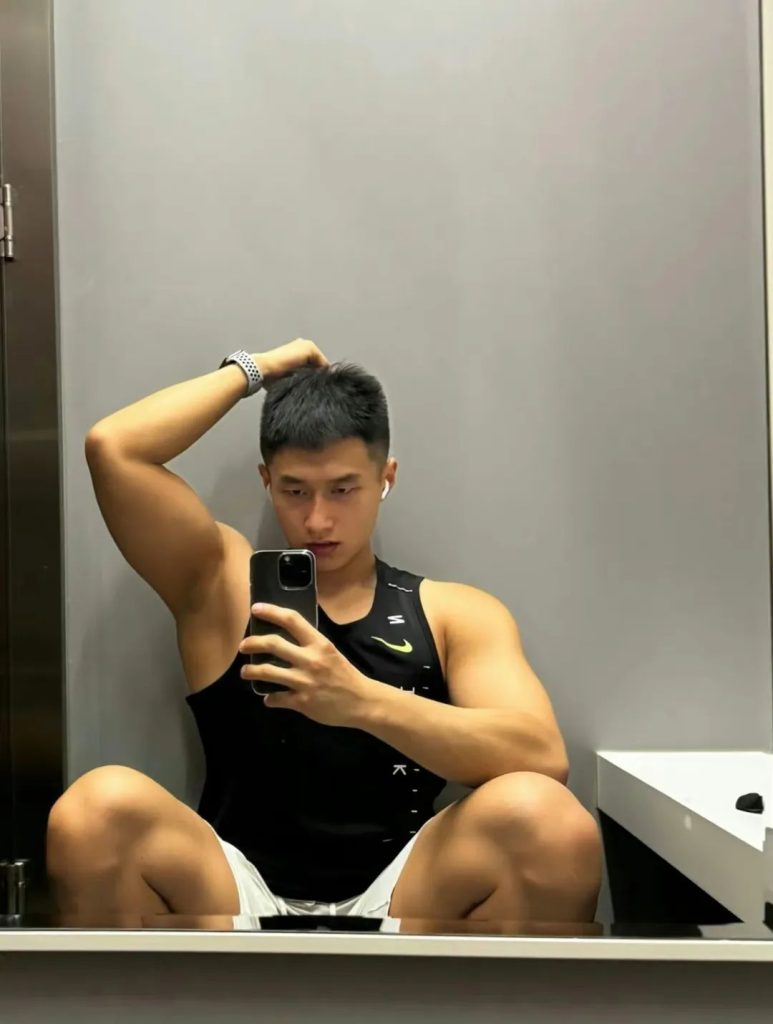 黑皮魅力炸裂的体育生健身房帅哥 黑皮魅力炸裂的体育生健身房帅哥