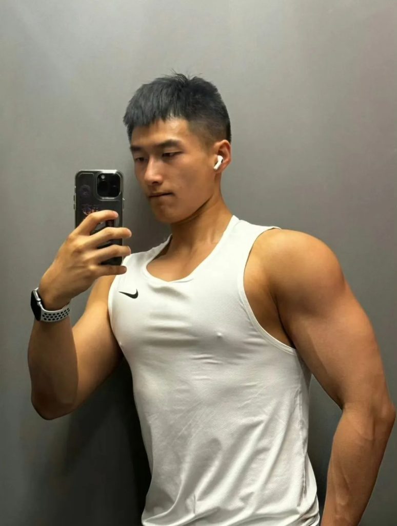 黑皮魅力炸裂的体育生健身房帅哥 黑皮魅力炸裂的体育生健身房帅哥