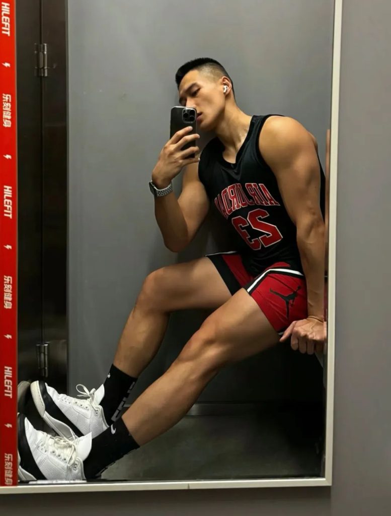 黑皮魅力炸裂的体育生健身房帅哥 黑皮魅力炸裂的体育生健身房帅哥