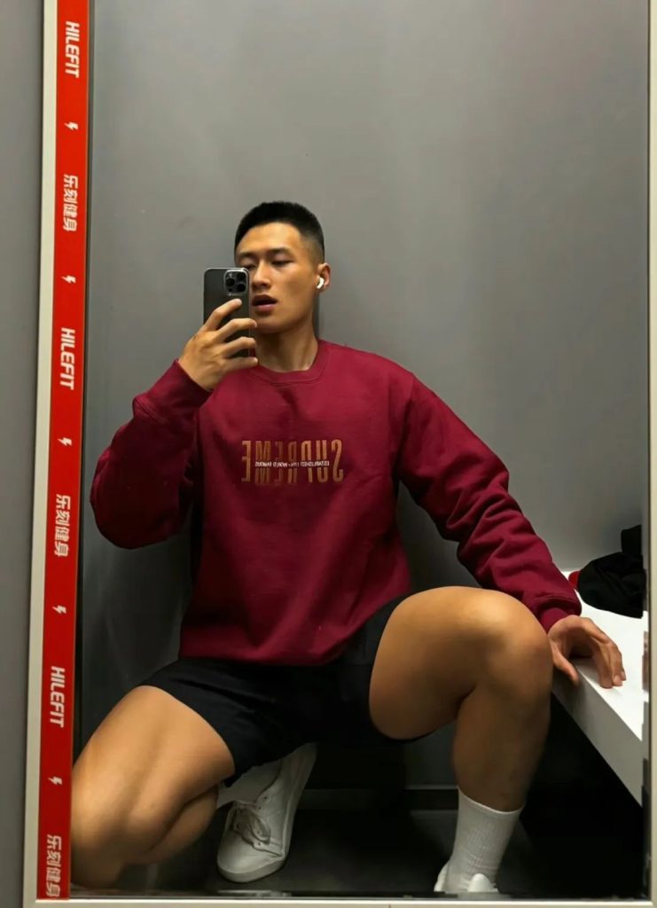 黑皮魅力炸裂的体育生健身房帅哥 黑皮魅力炸裂的体育生健身房帅哥