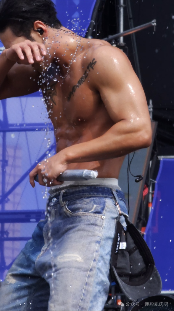 被水枪喷湿透的姜东昊脱衣露内裤边视频,裤子快掉啦!! 被水枪喷湿透的姜东昊脱衣露内裤边视频,裤子快掉啦!!