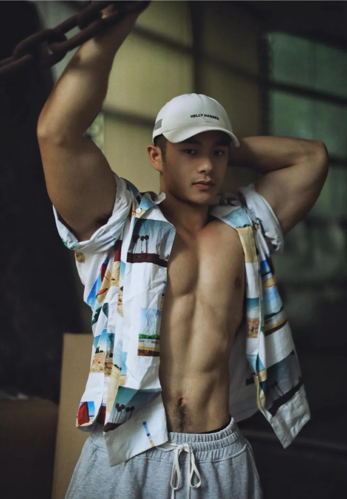 体育生壮汉白背心猛男，腹毛张力酷酷的！