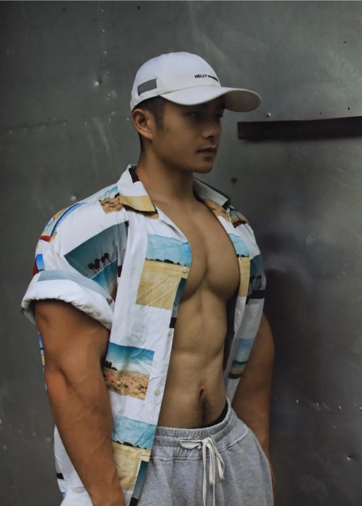 体育生壮汉白背心猛男，腹毛张力酷酷的！