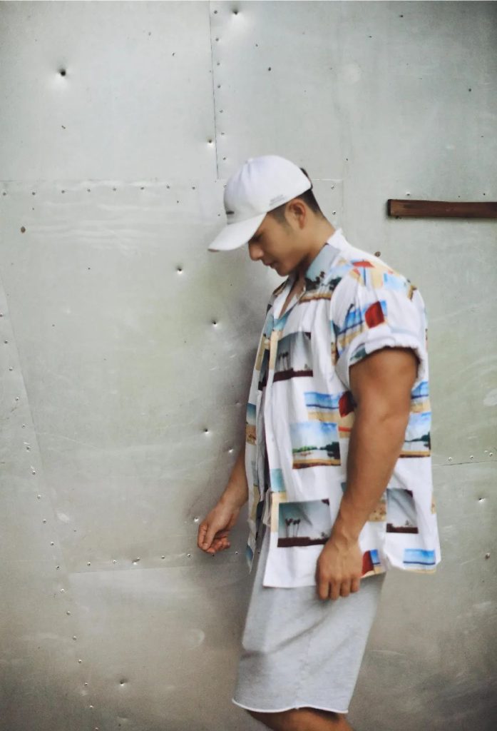 体育生壮汉白背心猛男，腹毛张力酷酷的！