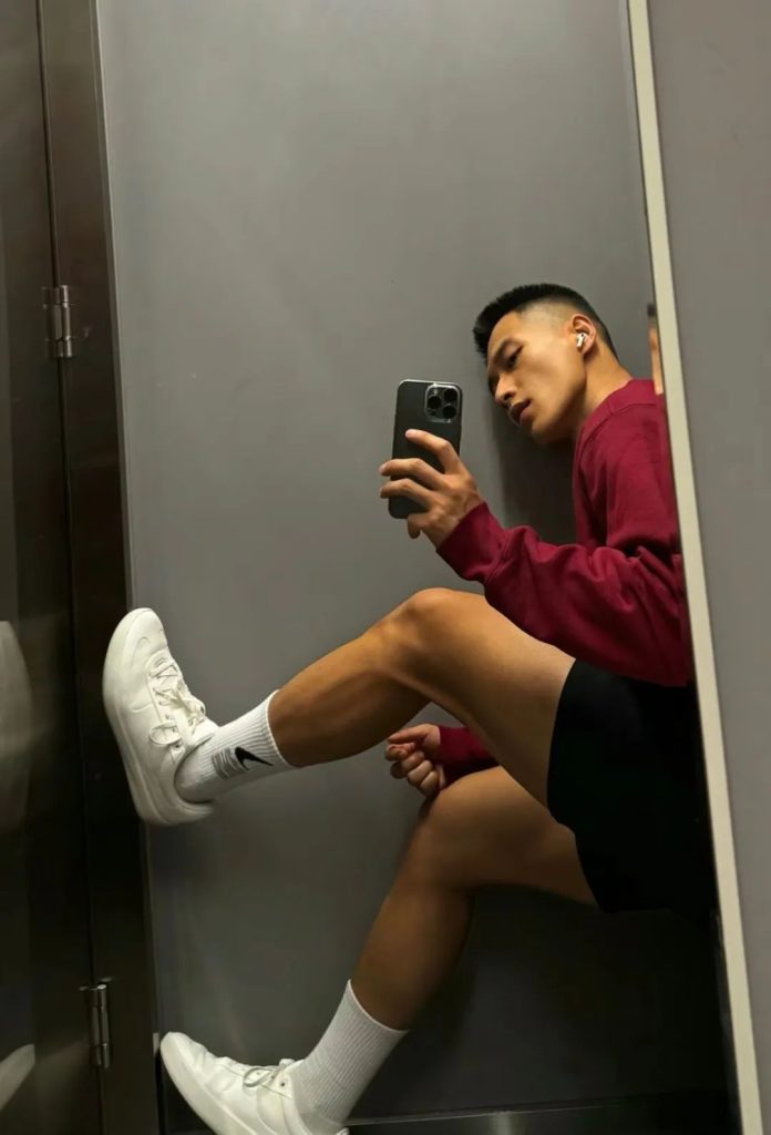 黑皮魅力炸裂的体育生健身房帅哥 黑皮魅力炸裂的体育生健身房帅哥