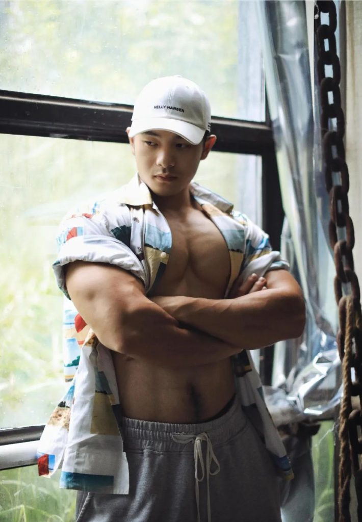 体育生壮汉白背心猛男，腹毛张力酷酷的！