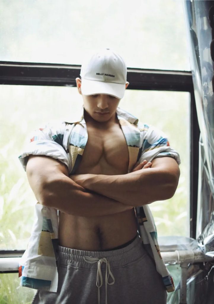 体育生壮汉白背心猛男，腹毛张力酷酷的！