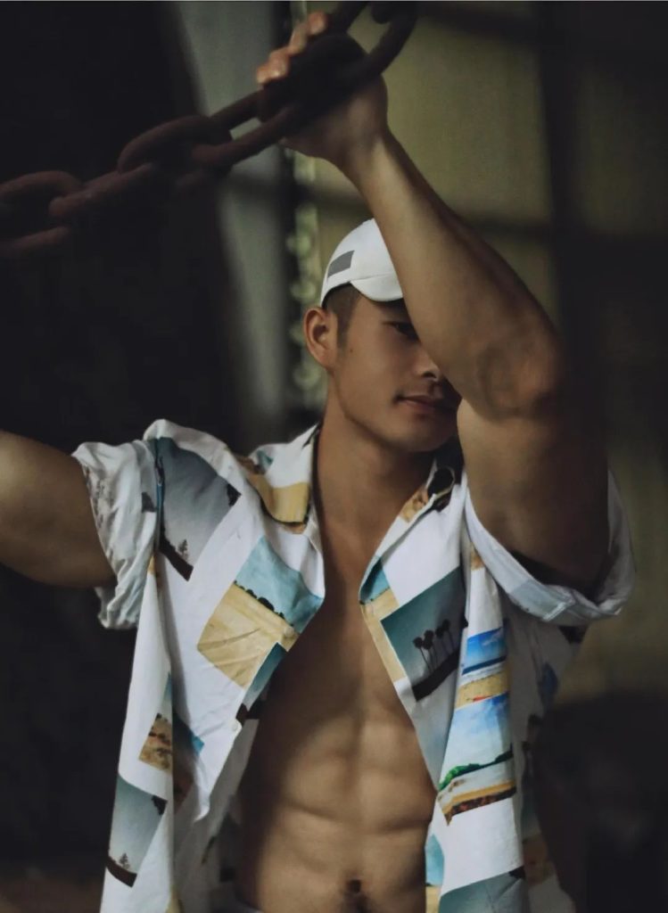 体育生壮汉白背心猛男，腹毛张力酷酷的！