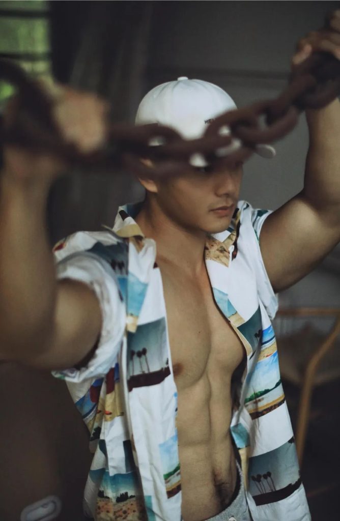 体育生壮汉白背心猛男，腹毛张力酷酷的！