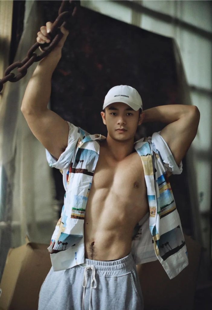 体育生壮汉白背心猛男，腹毛张力酷酷的！