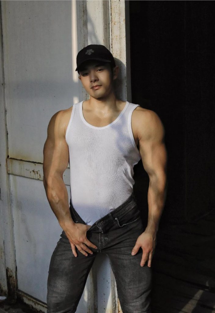 体育生壮汉白背心猛男，腹毛张力酷酷的！