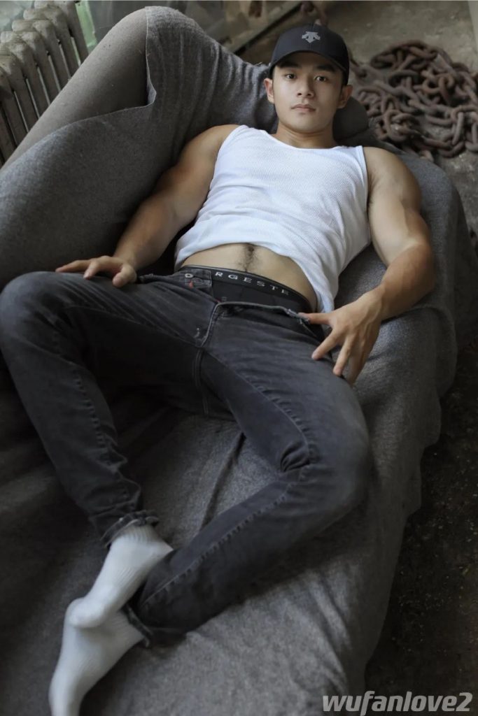 体育生壮汉白背心猛男，腹毛张力酷酷的！