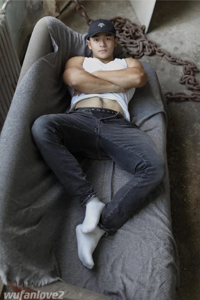 体育生壮汉白背心猛男，腹毛张力酷酷的！