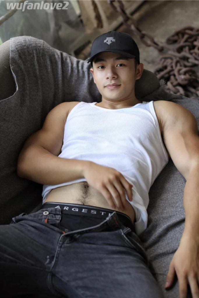 体育生壮汉白背心猛男，腹毛张力酷酷的！