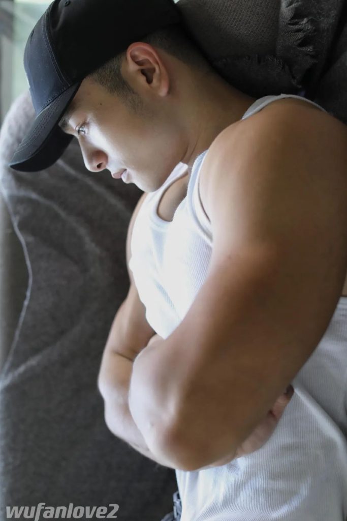 体育生壮汉白背心猛男，腹毛张力酷酷的！