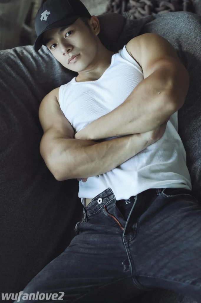 体育生壮汉白背心猛男，腹毛张力酷酷的！