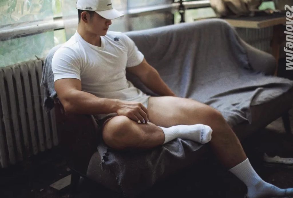 体育生壮汉白背心猛男，腹毛张力酷酷的！