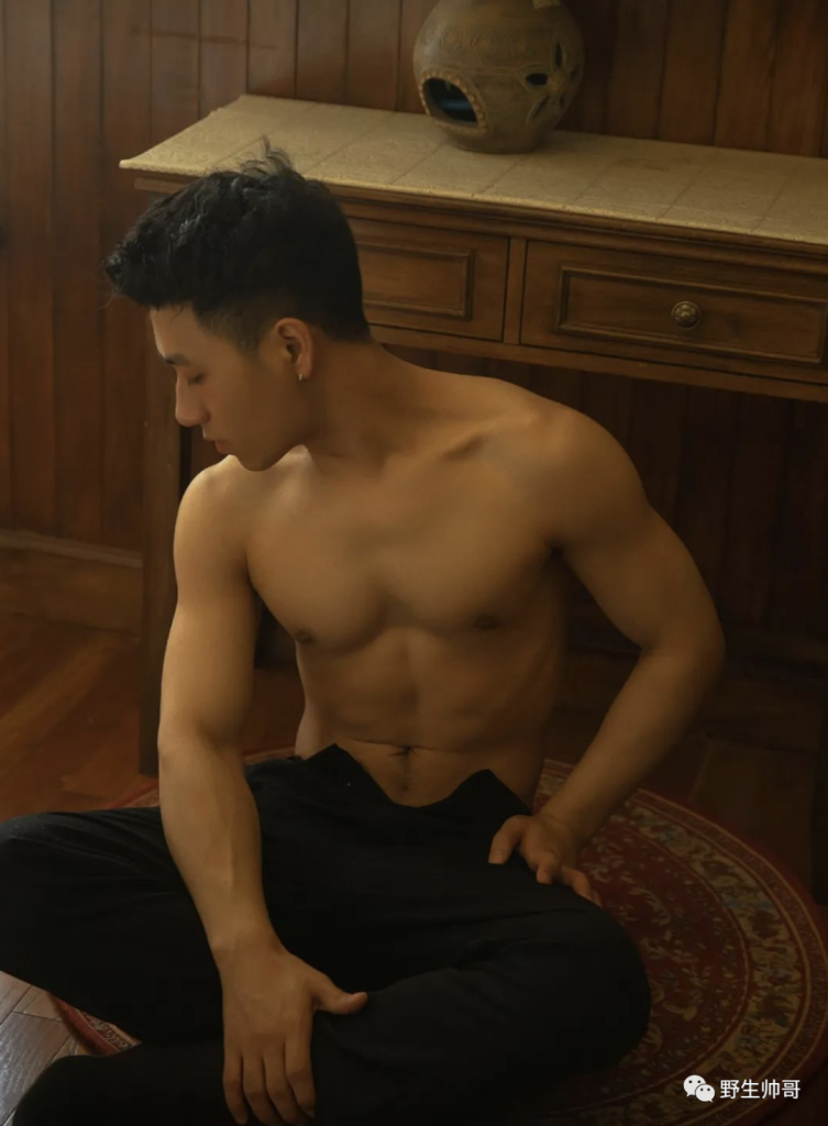 荷尔蒙满满的，肌肉帅哥体育生