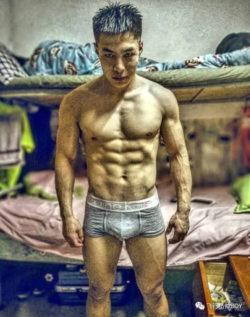 体育学院宿舍里的憨直体育生，穿这种内裤够直