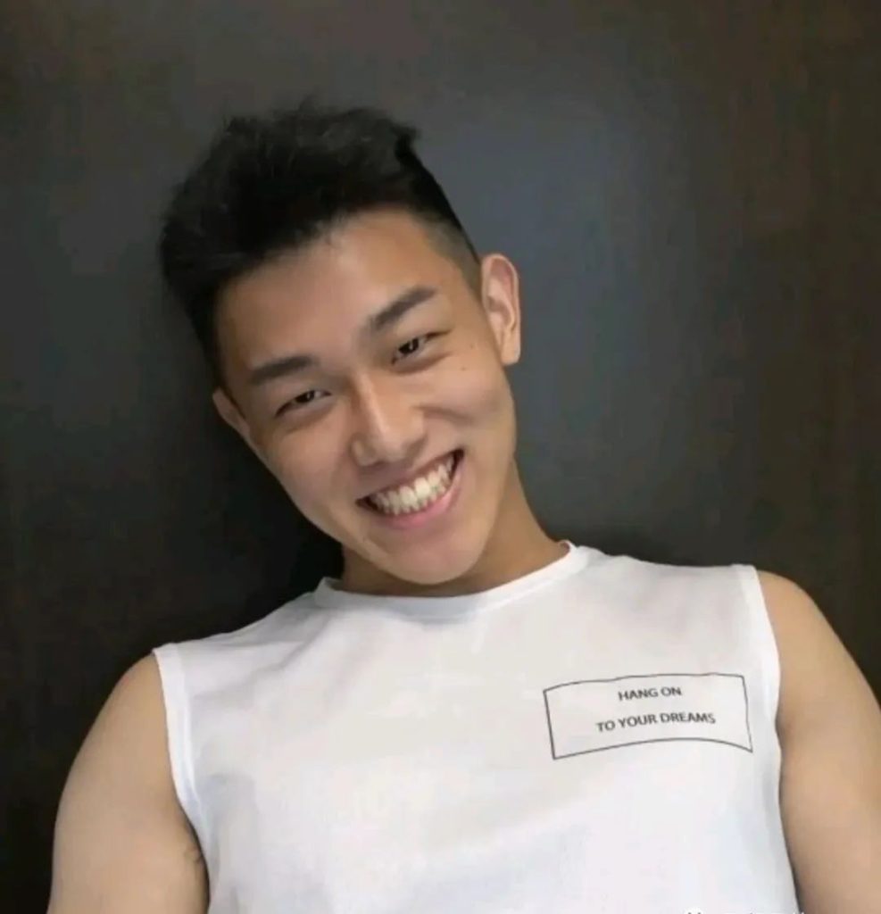 圈内男神宏翔消失后又复出,粉丝期待再出作品 圈内男神宏翔消失后又复出,粉丝期待再出作品