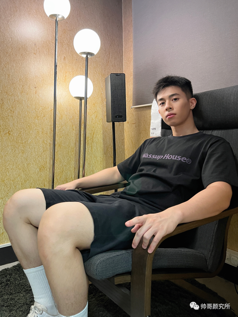 这小子可真俊！网友：小粗腿太可口了 | 颜值帅哥