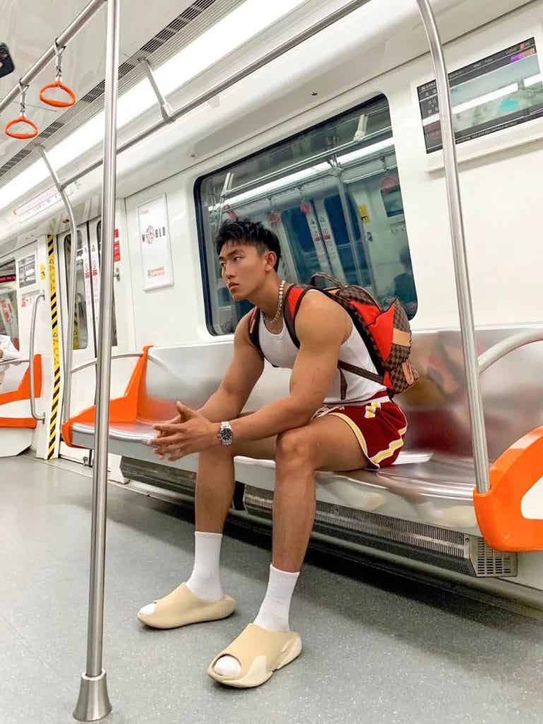 杭州地铁上的篮球体育生,穿灰色短裤太紧了! 杭州地铁上的篮球体育生,穿灰色短裤太紧了!