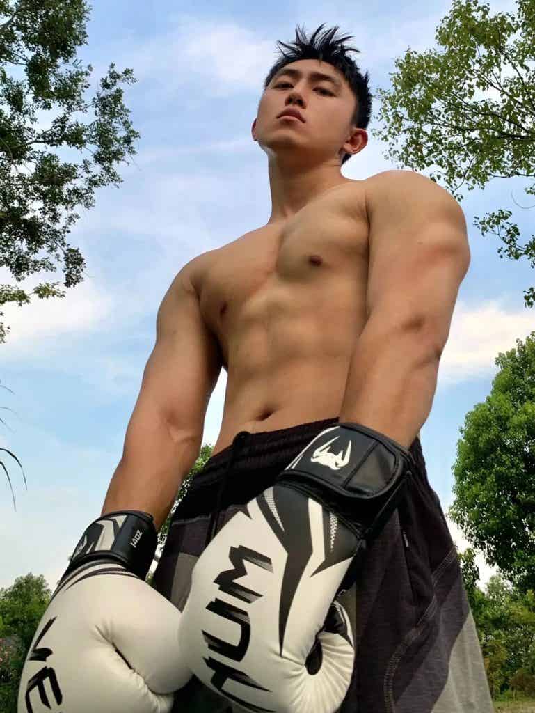 杭州地铁上的篮球体育生,穿灰色短裤太紧了! 杭州地铁上的篮球体育生,穿灰色短裤太紧了!