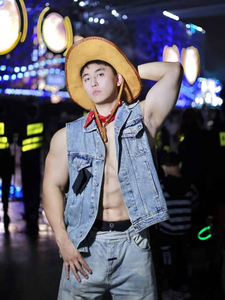 杭州地铁上的篮球体育生,穿灰色短裤太紧了! 杭州地铁上的篮球体育生,穿灰色短裤太紧了!