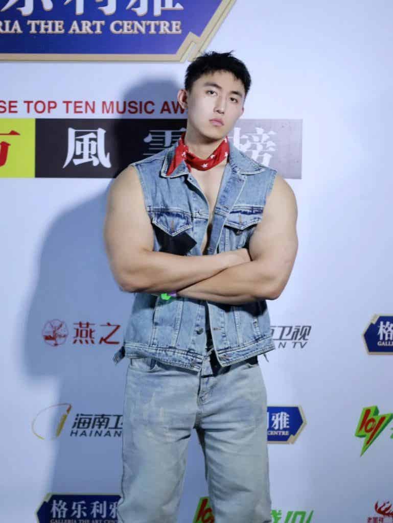 杭州地铁上的篮球体育生,穿灰色短裤太紧了! 杭州地铁上的篮球体育生,穿灰色短裤太紧了!