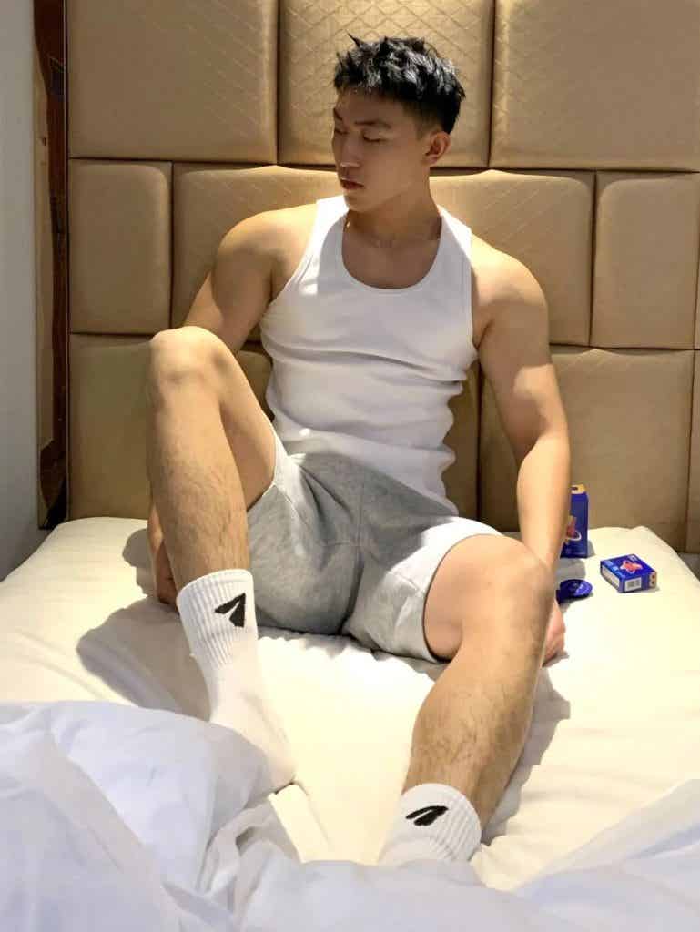 杭州地铁上的篮球体育生,穿灰色短裤太紧了! 杭州地铁上的篮球体育生,穿灰色短裤太紧了!