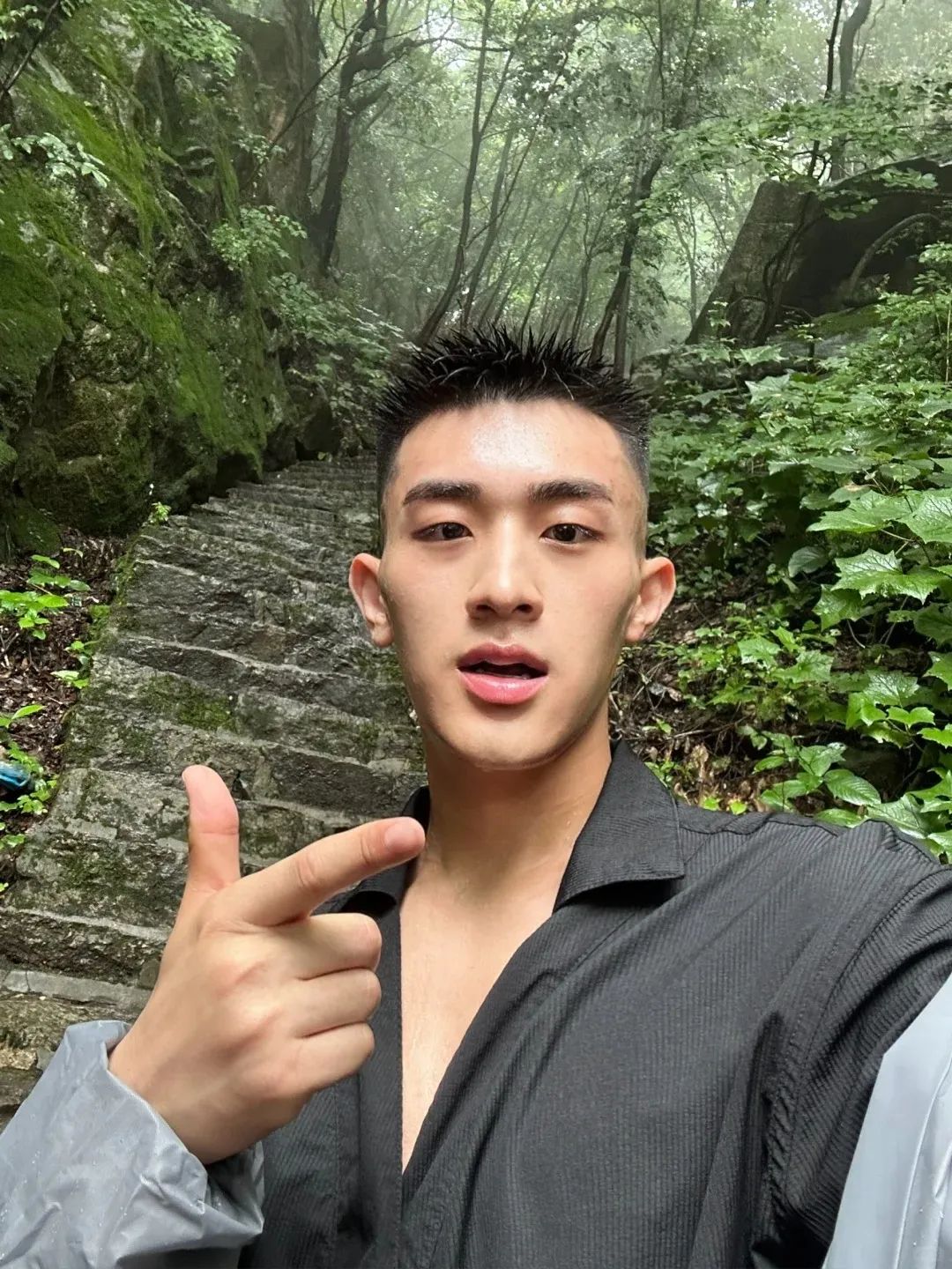 大鼻子短发阳光大男孩，豆豆好大
